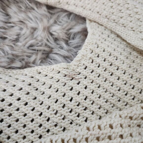 Calvin Klein Knit Shoulder Hobo Bag in Ivory/Cream - Picture 4 of 7